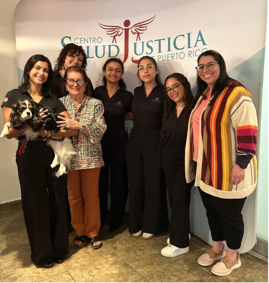 Estudiantes Bianka con perro de terapia, Angelie, Dra. Estela Estape, Amelia, Mileny, Nayerlie y Dra. Linda Pérez