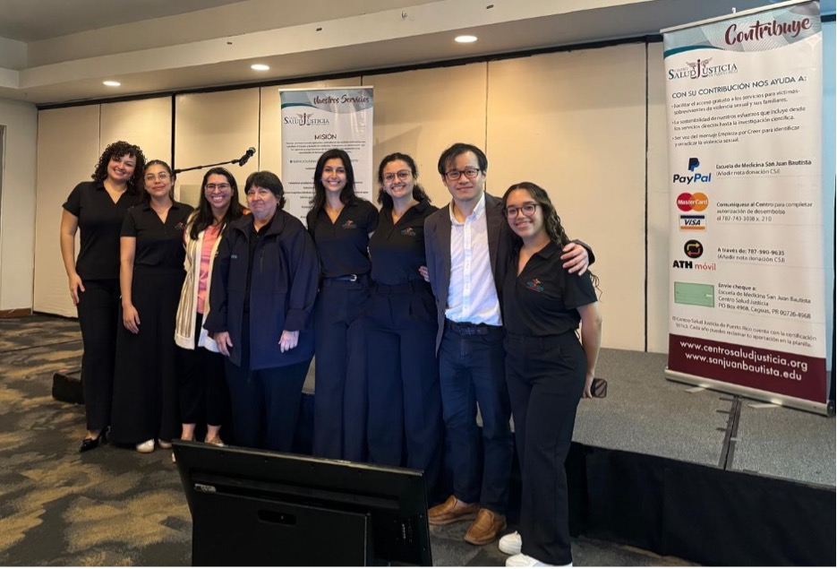 Estudiantes Angelie, Mileny, Bianka, Amelia y Nayerlie incluyendo Dr Byung Lee de University Central Connecticut, Dra. Linda Pérez y Dra. Linda Laras